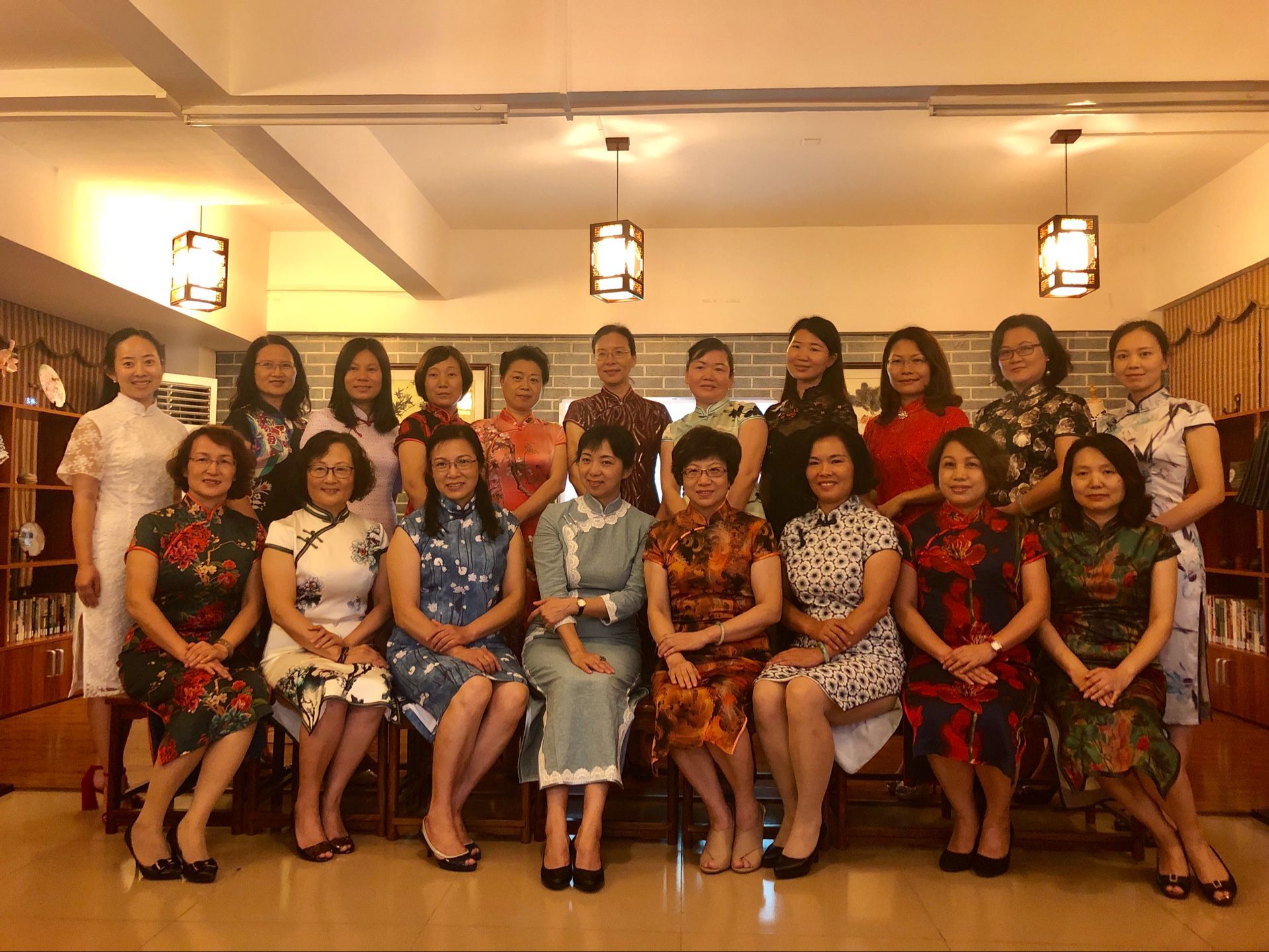重拾中华女性之美:学校开展旗袍礼仪沙龙活动